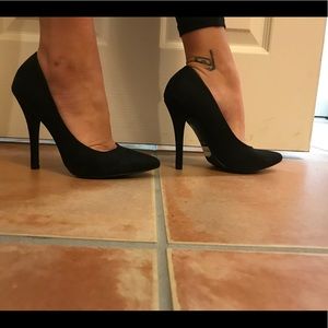 BLACK POINTY TOE PUMPS